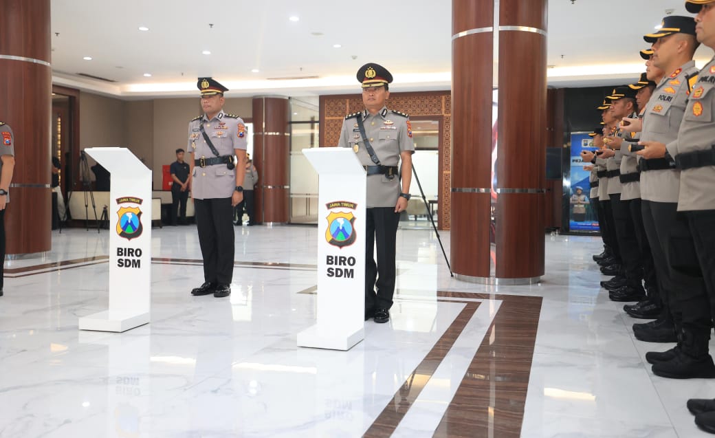 AKBP M Sinwan (kanan) resmi menjabat Kayanma Polda Jatim. (IST)