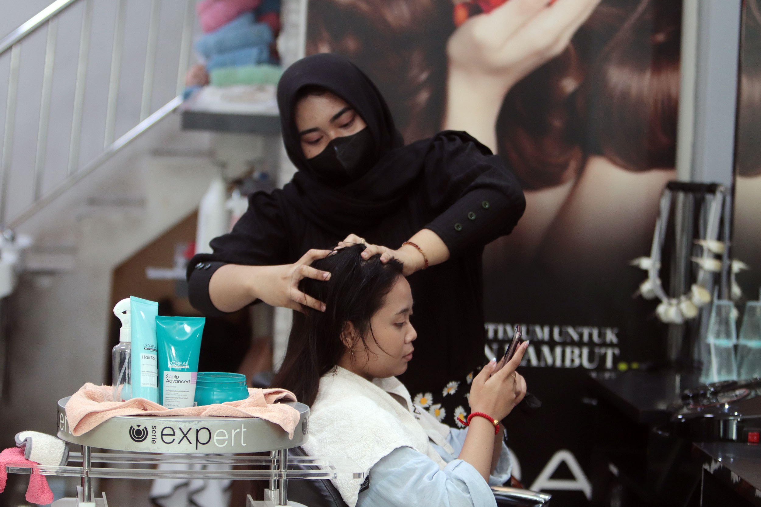 TREATMENT: Saat musim panas rambut menjadi lebih sensitif, oleh karenanya membutuhkan perawatan khusus agar tidak rapuh dan berketombe.