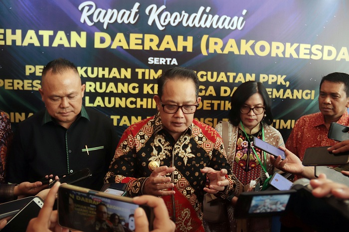 RAKORKESDA: P) Gubernur Jatim, Adhy Karyono menjelaskan mengenai aplikasi e-Detik di sela Rakorkesda di Hotel Novotel Samator, Kamis (8/8). (ANDY S/RADAR SURABAYA)