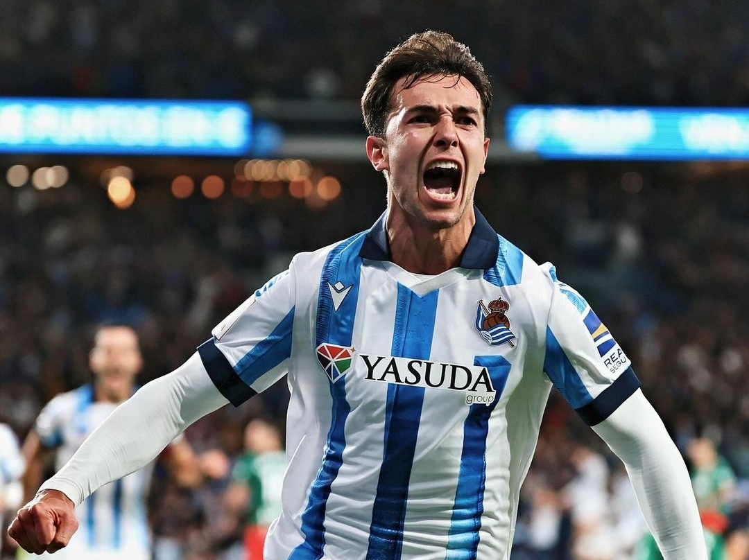 Martin Zubimendi mati-matian dipertahankan Real Sociedad.