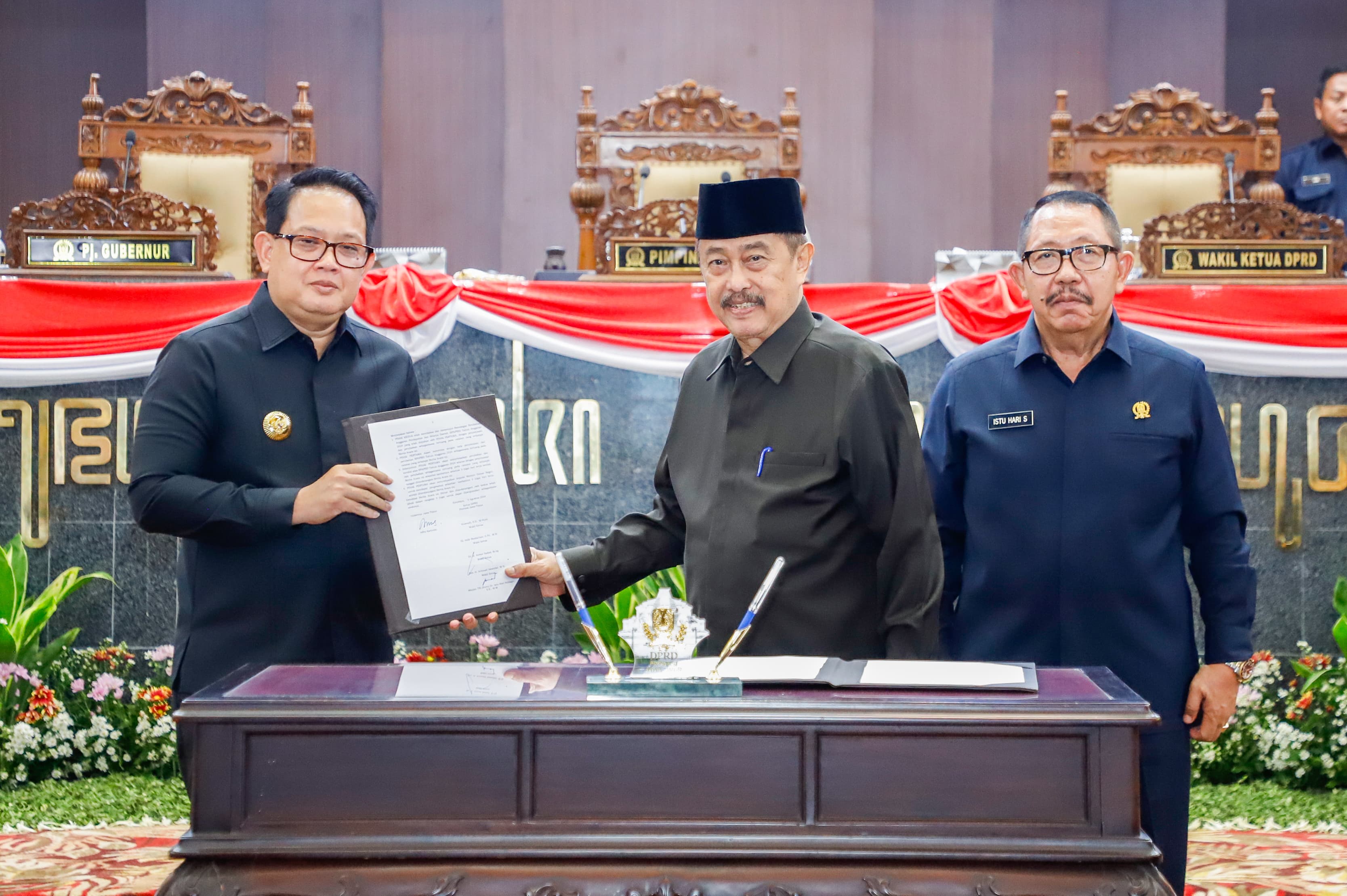 SEPAKAT: Pj Gubernur Jatim Adhy Karyono, Achmad Iskandar dan Istu Hari Subagio pada Sidang Paripurna di DPRD Jatim, Jumat (9/8). (MUS PURMADANI/RADAR SURABAYA)