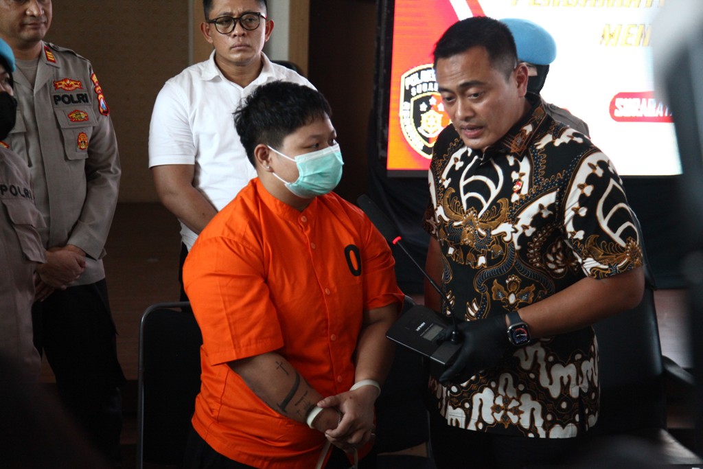 Tersangka Putri Natasya diamankan gara-gara menganiaya kakak kandungnya hingga tewas di Jalan Darmo Permai Selatan, Surabaya. (SURYANTO/RADAR SURABAYA)