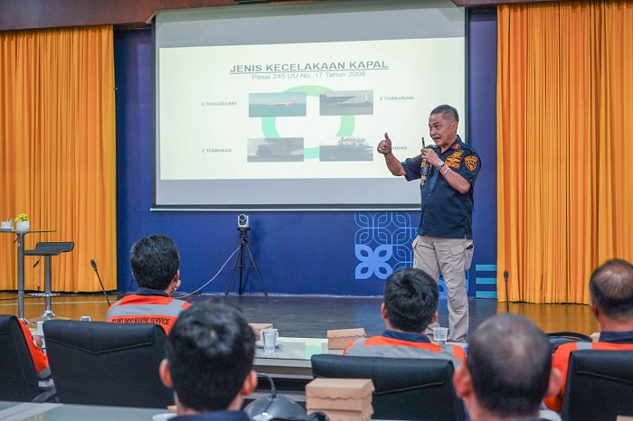 MENIMBA ILMU: Suasana pelatihan keselamatan pelayaran dan pemeliharaan kapal yang digelar PT Pelindo Marine Service atau Pelindo Marine, Jumat (9/8). (SURYANTO/RADAR SURABAYA)