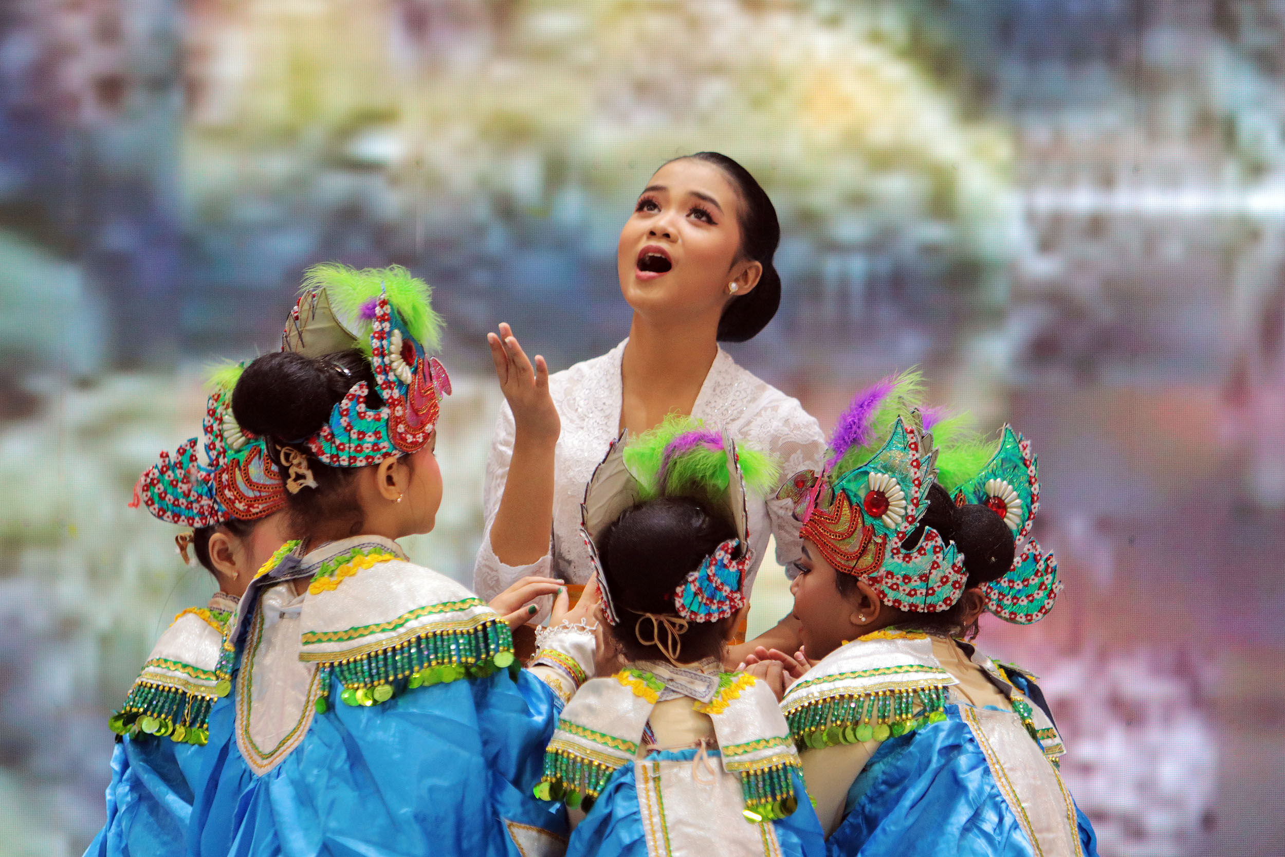 BUDAYA INDONESIA: Pertunjukan drama cerita rakyat Bawang Merah dan Bawang Putih di acara Pesta Rakyat yang berlangsung di Royal Plaza Surabaya, Jumat (9/8).