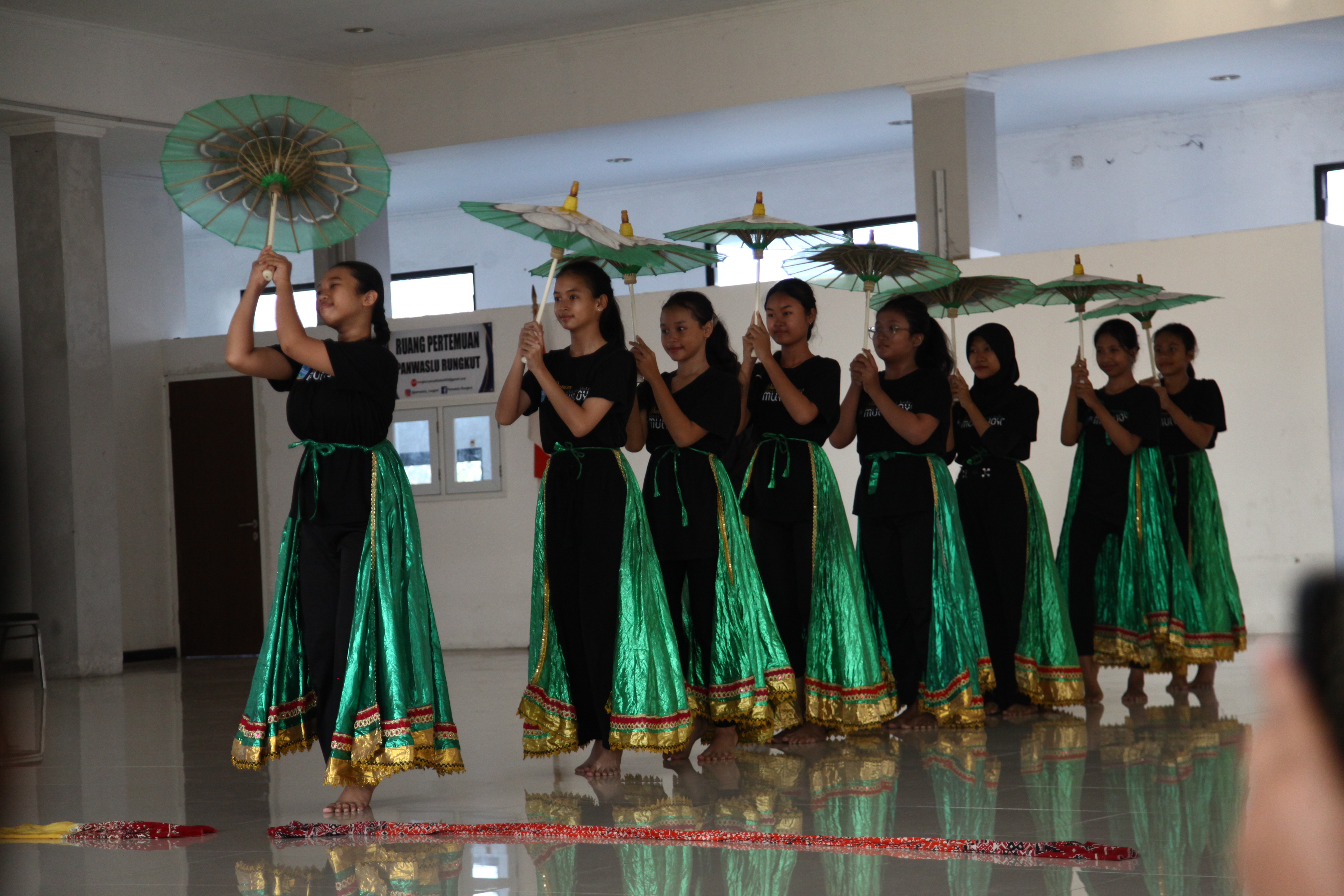 CINTAI BUDAYA: Anak-anak di sanggar tari Mulyojoyo Enterprise saat berlatih.