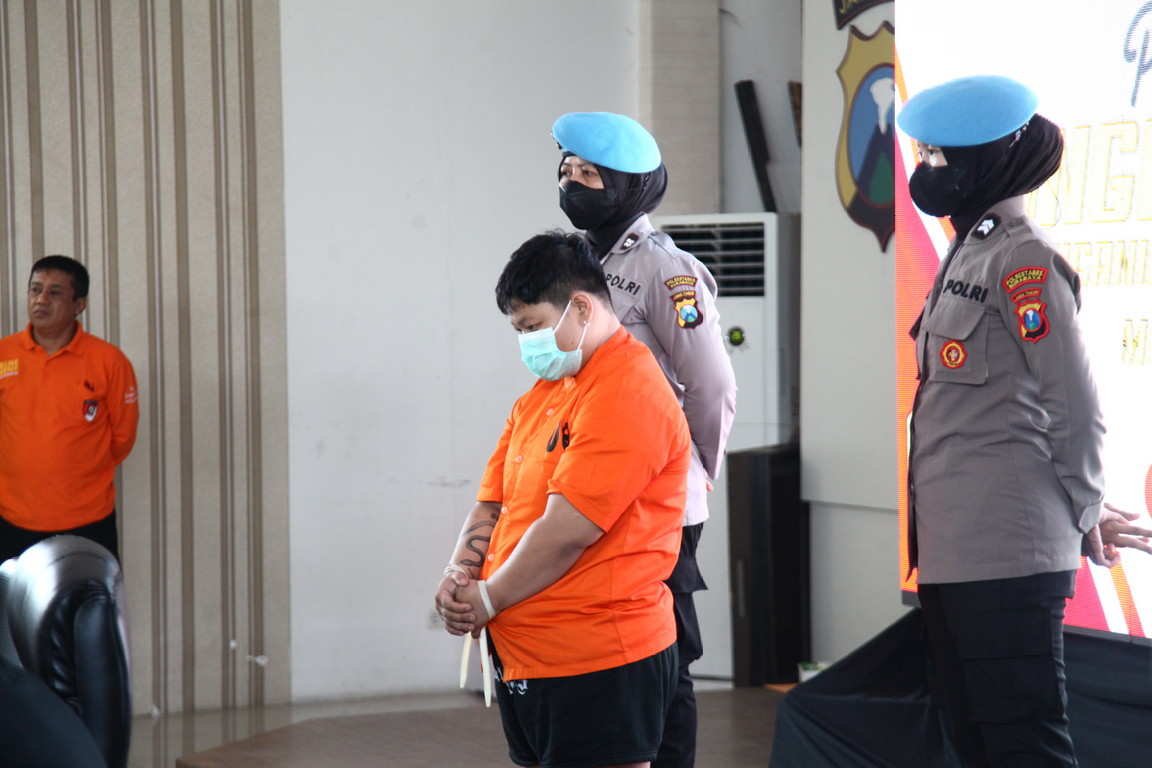 Putri Natasya ditahan di Polrestabes Surabaya gegara aniaya kakaknya hingga meninggal dunia. (SURYANTO/RADAR SURABAYA)
