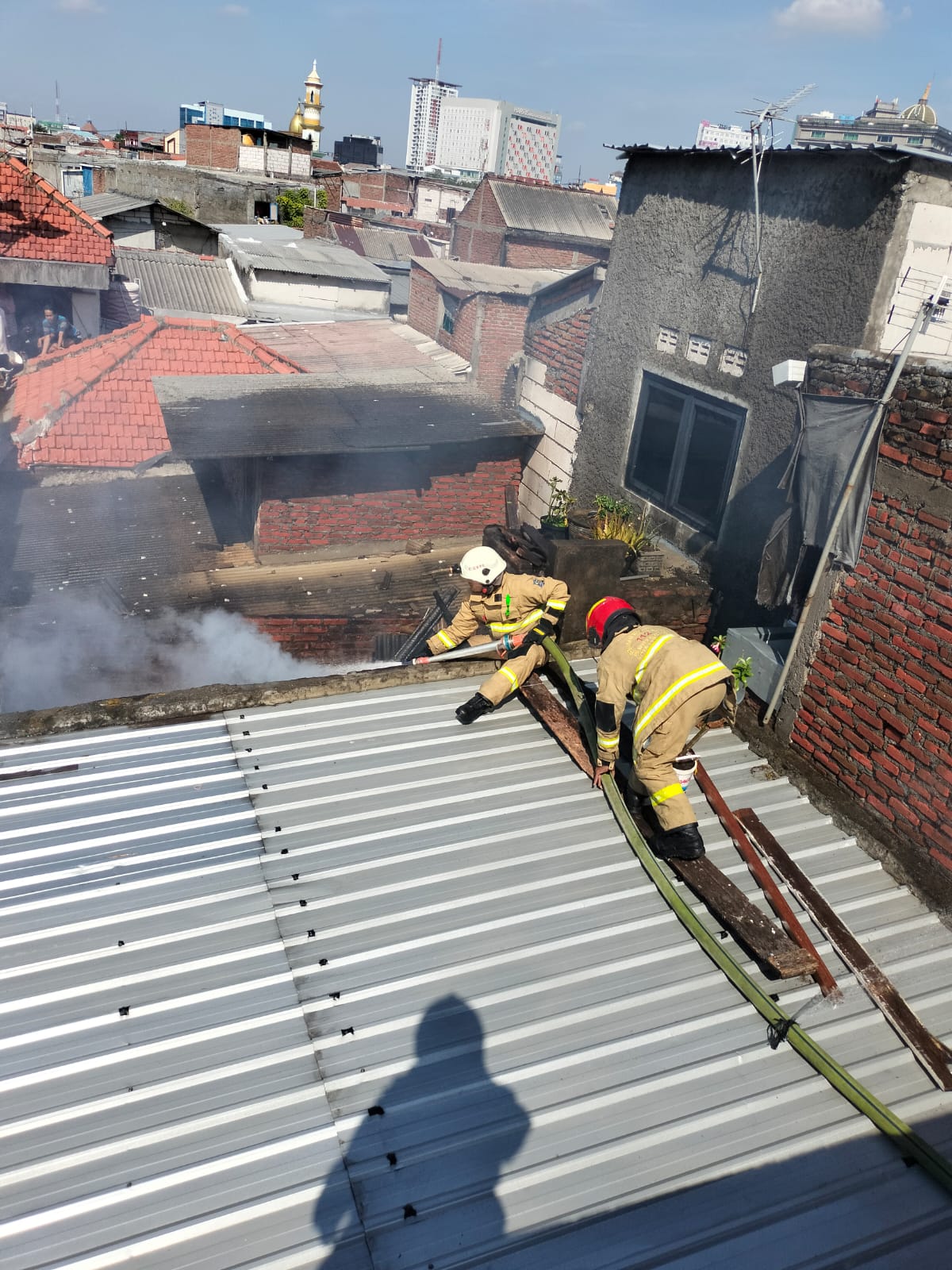 Rumah dua lantai di Gubeng Klingsingan, Surabaya, terbakar, Sabtu (10/8) siang. Tiga orang mengalami luka ringan. (IST)