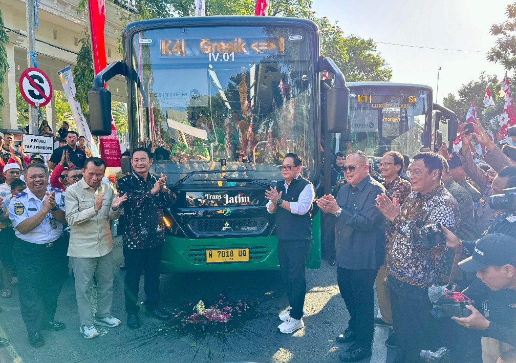 Penjabat (Pj) Gubernur Jawa Timur Adhy Karyono melaunching Bus Trans Jatim Koridor IV rute Terminal Bunder Gresik - Pelabuhan Paciran Lamongan dan pengoperasian Trans Jatim Luxury jelang HUT RI ke-79.