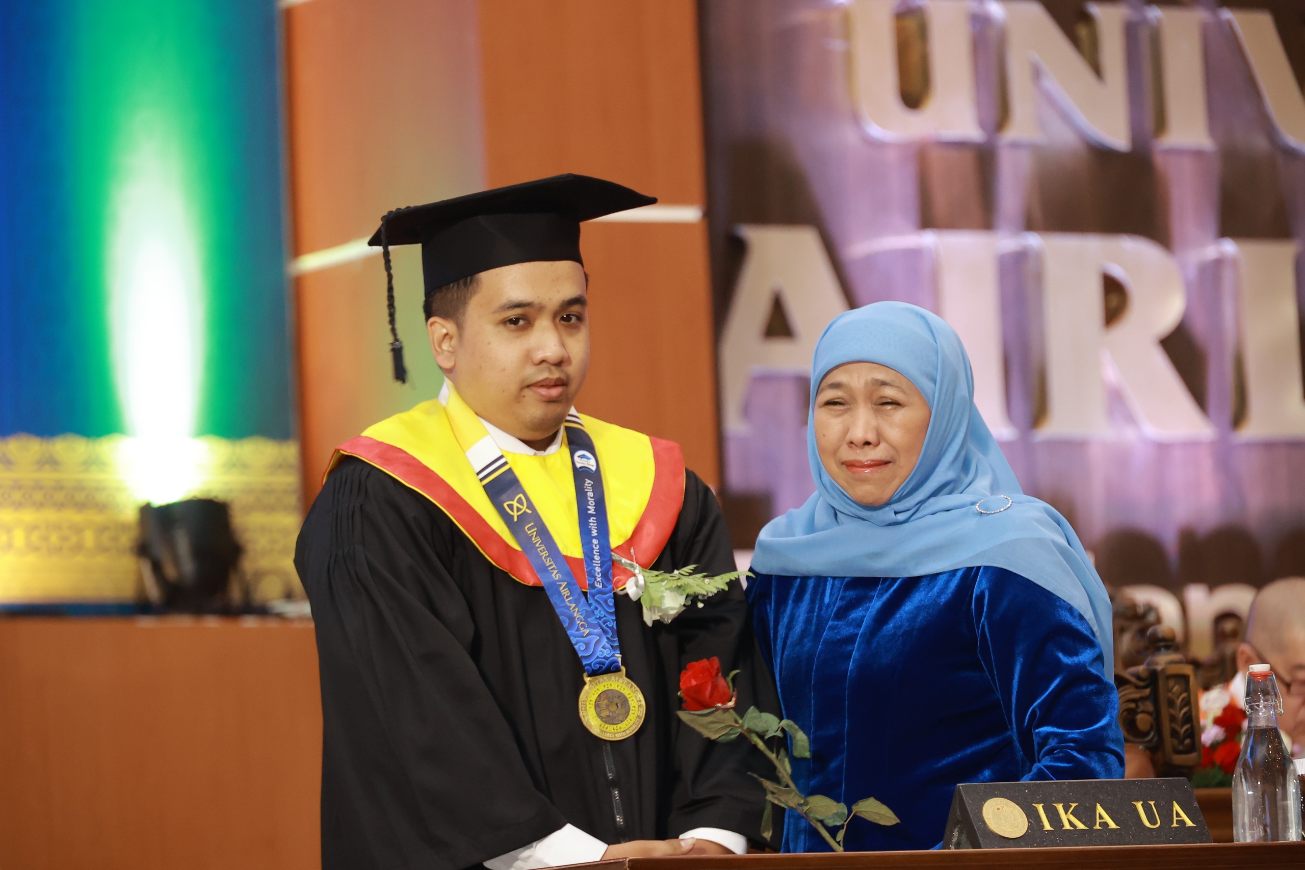 LULUS: Ali Mannagalli Parawansa dan Khofifah Indar Parawansa usai menjalani prosesi wisuda di Unair, Sabtu (10/8).