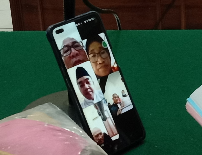 Murni dan Andik Sofyan saat diadili di PN Surabaya secara daring. (IST)