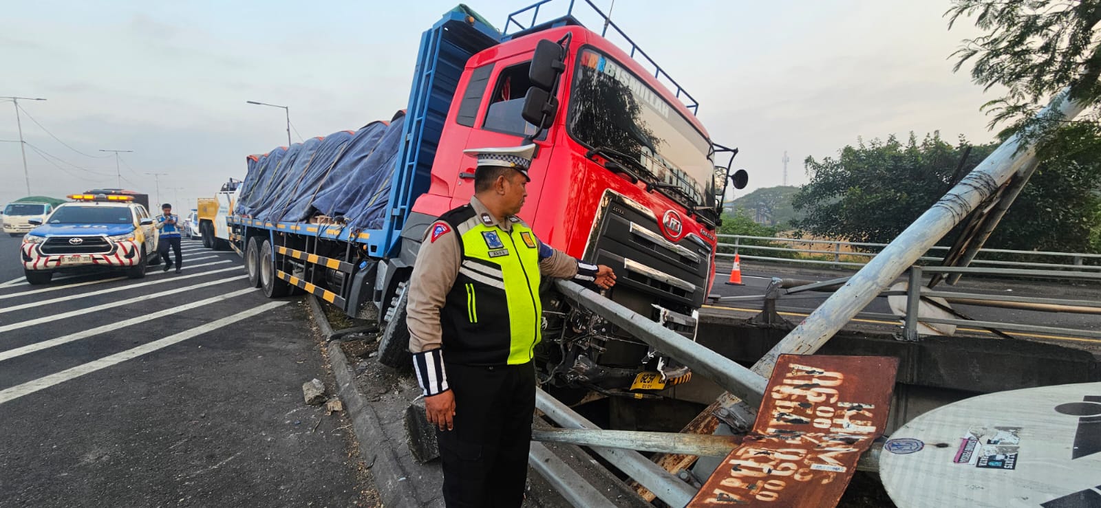 LAKA TUNGGAL : Truk tronton menabrak tiang rambu di simpang susun Tol Dupak arah Pasar Turi, Surabaya Minggu (11/8).