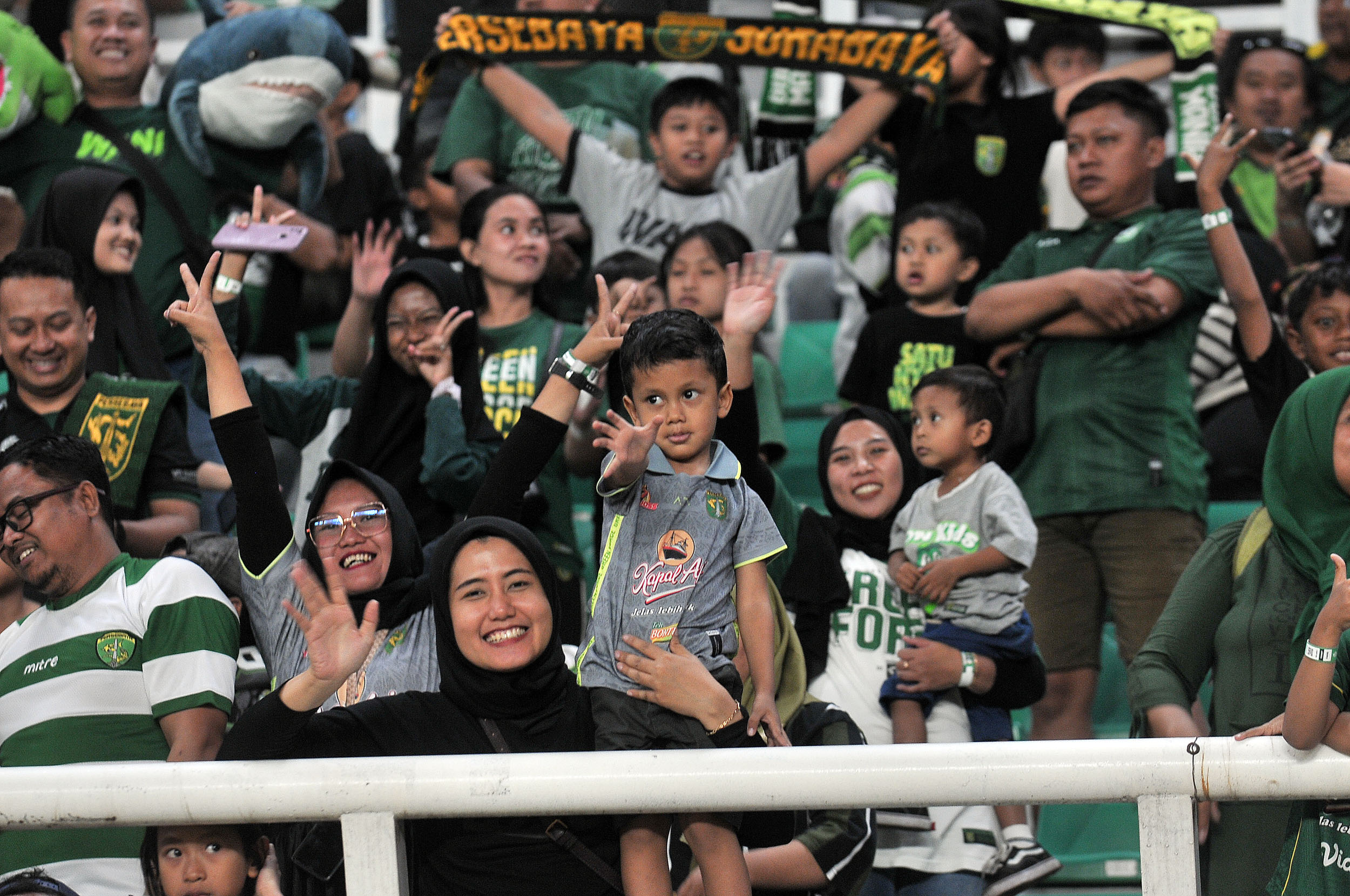 Bonek menjadi pemain ke-12 yang membuat Stadion Gelora Bung Tomo angker bagi tim lawan.