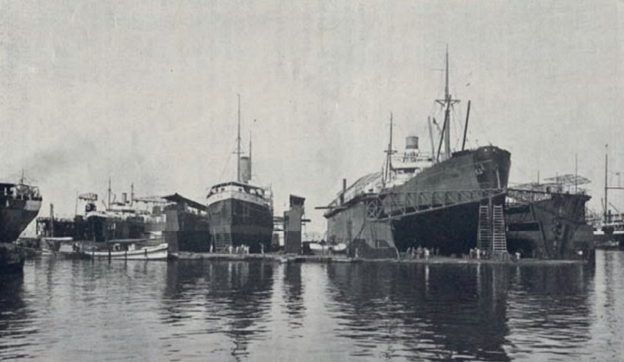 KIAN MODERN: Floating Drydocks di Pelabuhan Tanjung Perak Surabaya.