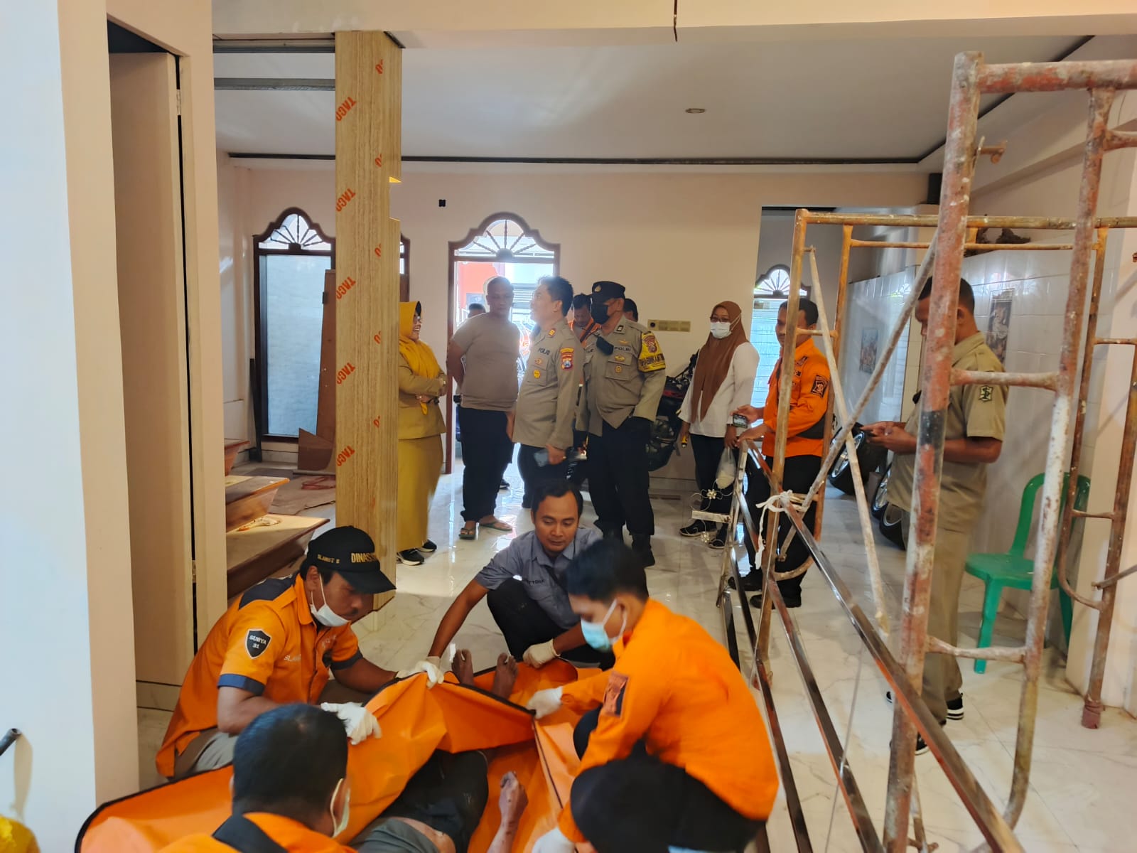 Petugas kepolisian dan jajaran terkait mengevakuasi mayat Angga Mardiyanto untuk dibawa ke RSUD dr Soetomo, Surabaya. (IST)