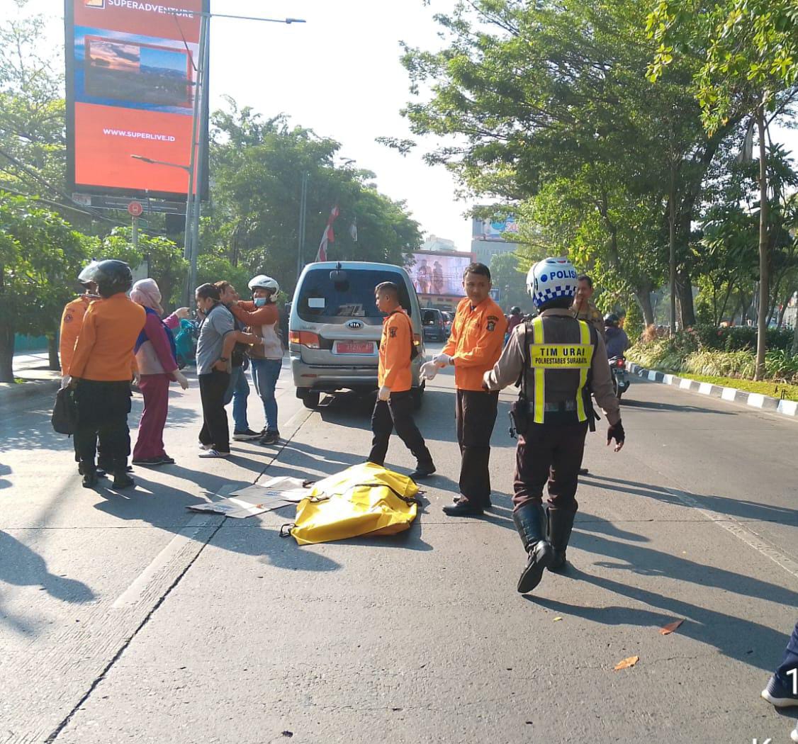 Petugas mengangkat mayat korban Rininingsih untuk dibawa menggunakan ambulans ke RSUD dr Soetomo, Senin (12/8). (IST)