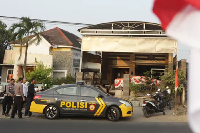 Rrekan sejawat almarhum Kompol Maryoko berdatangan untuk melayat di rumah korban di Desa Mlaten, Kecamatan Puri, Kota Mojokerto.