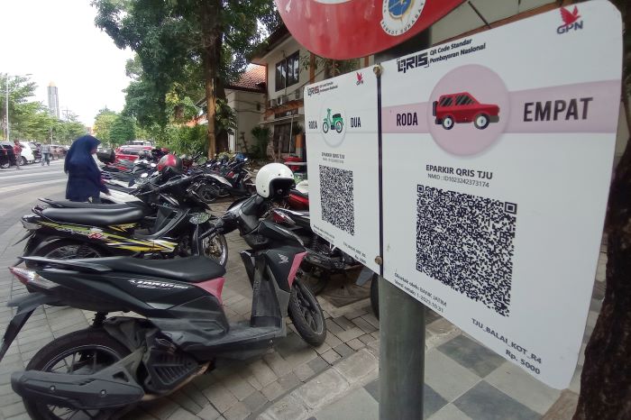 INOVASI: Pemkot Surabaya menjajaki kerja sama dengan pihak ketiga dalam pengelolaan parkir di tahun 2025. (SURYANTO/RADAR SURABAYA)