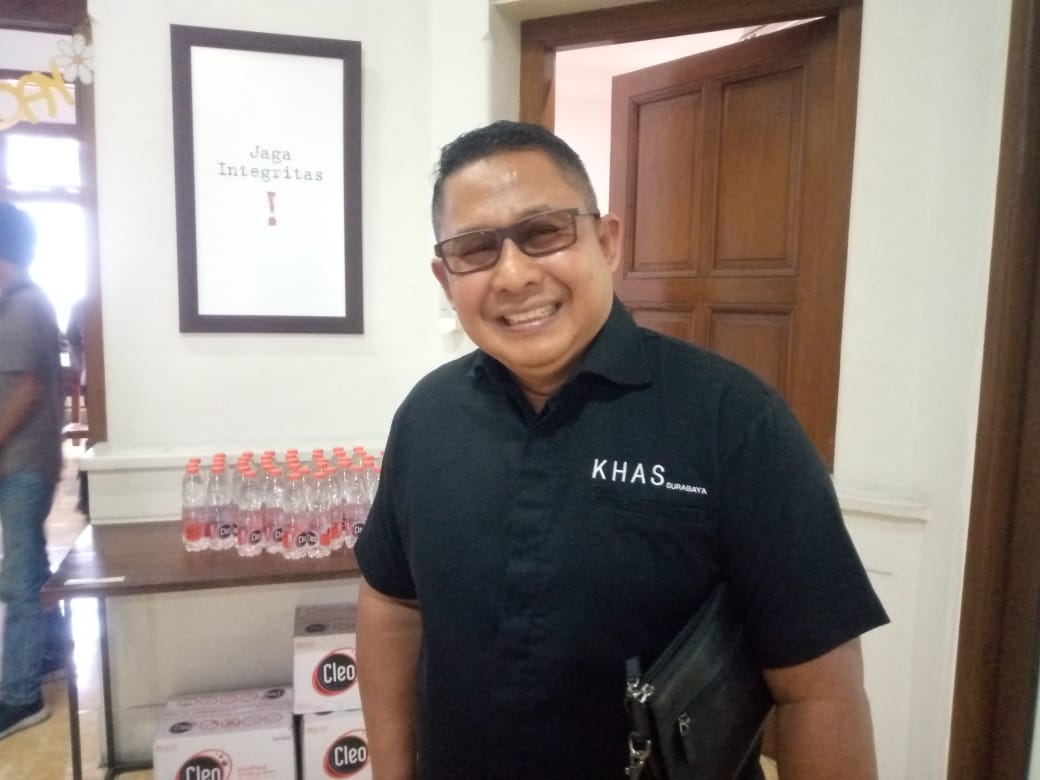 Ketua Casa Grande Jawa Timur S. Wardoyo saat menghadiri perayaan ulang tahun media online Radar Surabaya Group di Jalan Kembang Jepun 167-169 Surabaya. (HUREK/RADAR SURABAYA)