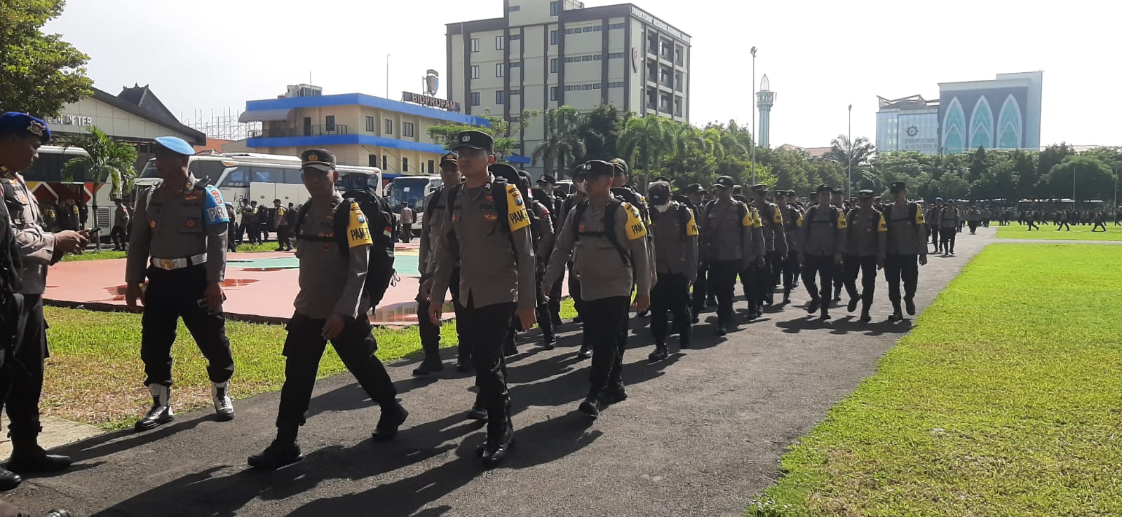 Pengerahan pasukan pengamanan Pilkada 2024 oleh Polda Jawa Timur. (MAHRUS/RADAR SURABAYA)