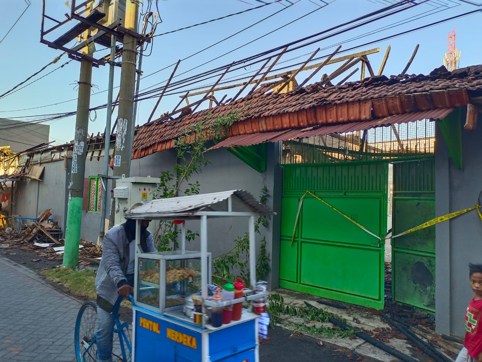 Puing rumah yang terbakar di Jalan Bulak Cumpat Barat, Surabaya. Satu korban tewas. (IST)