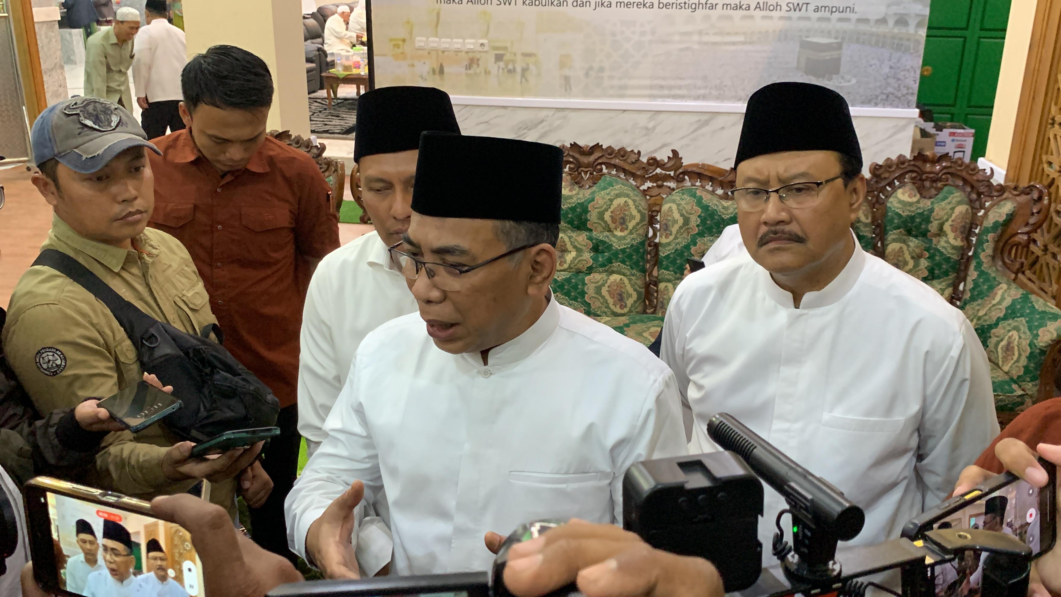 Ketua Umum PBNU KH Yahya Cholil Staquf didampingi Waketum PBNU H Amin Said Husni dan Sekjen PBNU Saifullah Yusuf (kanan) usai terima mandat benahi PKB di Pesantren Miftachussunnah Surabaya. (IST)
