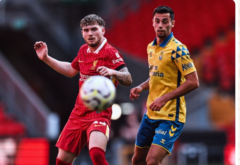 Harvey Elliott saat tampil melawan Las Palmas pada laga ujicoba tertutup hari Minggu lalu.
