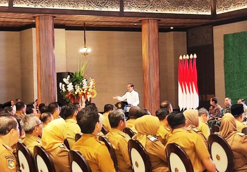 Presiden Joko Widodo memberikan arahan kepada ratusan kepala daerah di Ruang kegiatan resmi Istana Negara IKN, Kalimantan Timur, Selasa (13/8/2024).