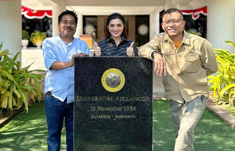 Ashanty berfoto di kampus Unair Surabaya bersama Anang Hermansyah dan Dr. Suko Widodo yang menjadi promotornya.