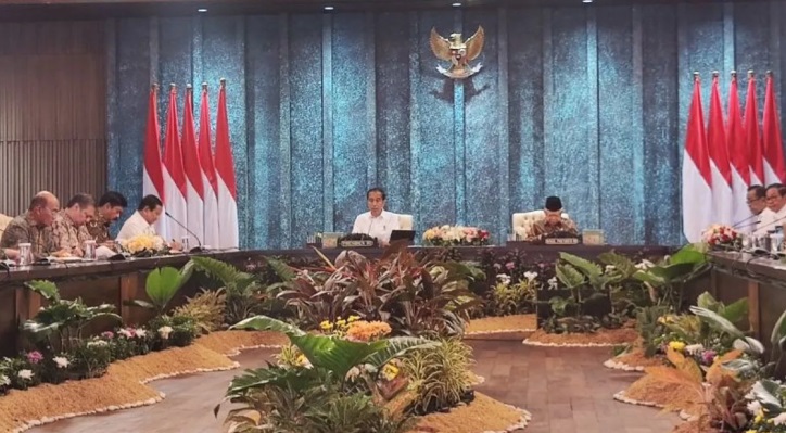 MOMEN ISTIMEWA: Presiden Jokowi memimpin sidang paripurna pertama bersama para menteri Kabinet Indonesia Maju di Istana Garuda, Ibu Kota Nusantara (IKN), Kalimantan Timur, Senin (12/8).