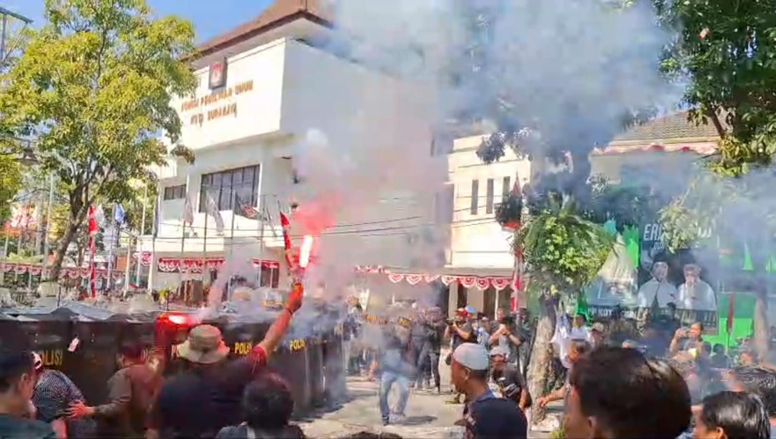 Puluhan massa demo di depan Kantor KPU Surabaya. Ini merupakan simulasi Sispamkota yang dilaksanakan Polrestabes Surabaya. (GUNTUR IRIANTO/RADAR SURABAYA)
