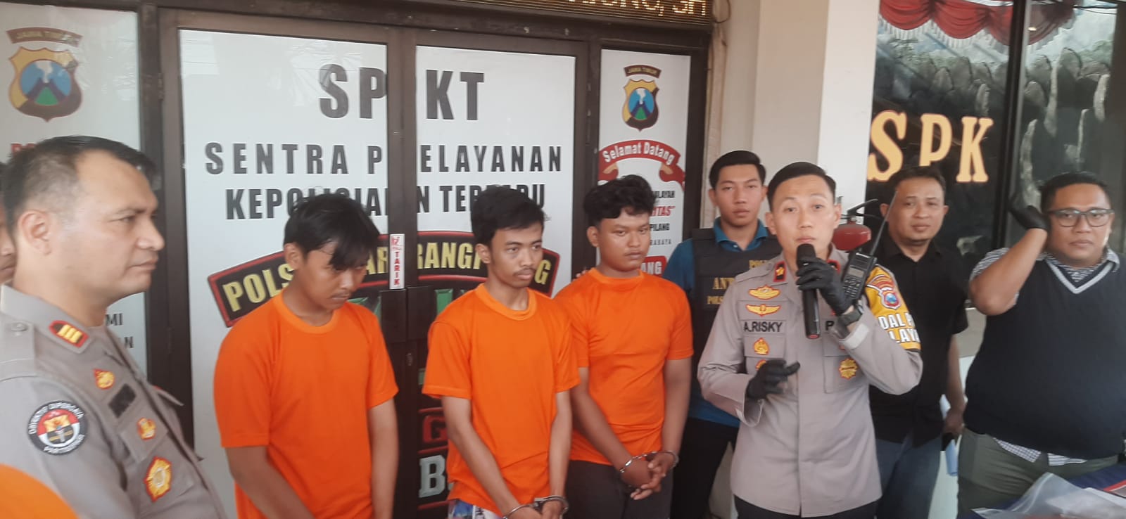 Tiga dari enam oknum pesilat diamankan di Polsek Karang Pilang, Surabaya. Terlibat kasus pengeroyokan. (MAHRUS/RADAR SURABAYA)