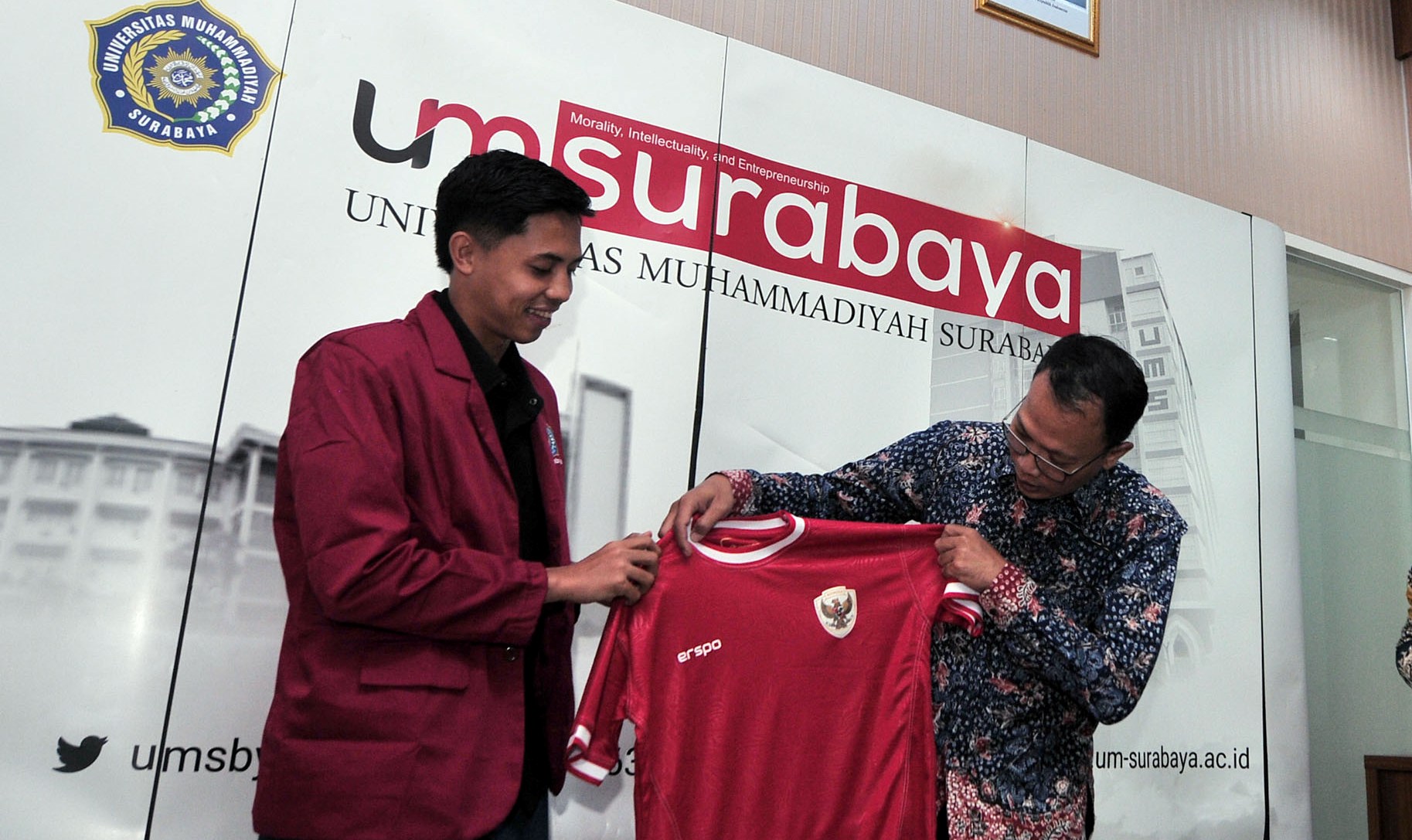 Ikhsan Nur Zikra bersama Wakil Rektor III UM Surabaya Makruf Sya