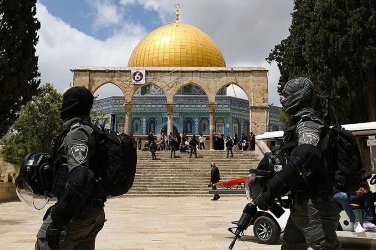 Penyerbuan kompleks Masjid Al Aqsa di Yerusalem Timur yang diduduki oleh ratusan warga Israel radikal.