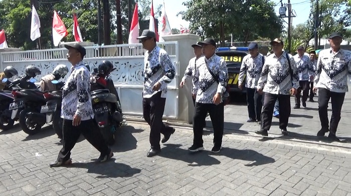 SERU: Pengurus PGRI Jatim dan PGRI 38 kabupaten/kota di Wisma Guru. (MUS PURMADANI/RADAR SURABAYA)