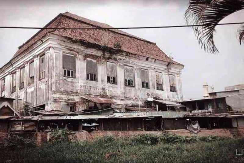 Rumah Hantu Kupang yang seringkali terdapat penampakan sosok noni Belanda dan anak kecil.