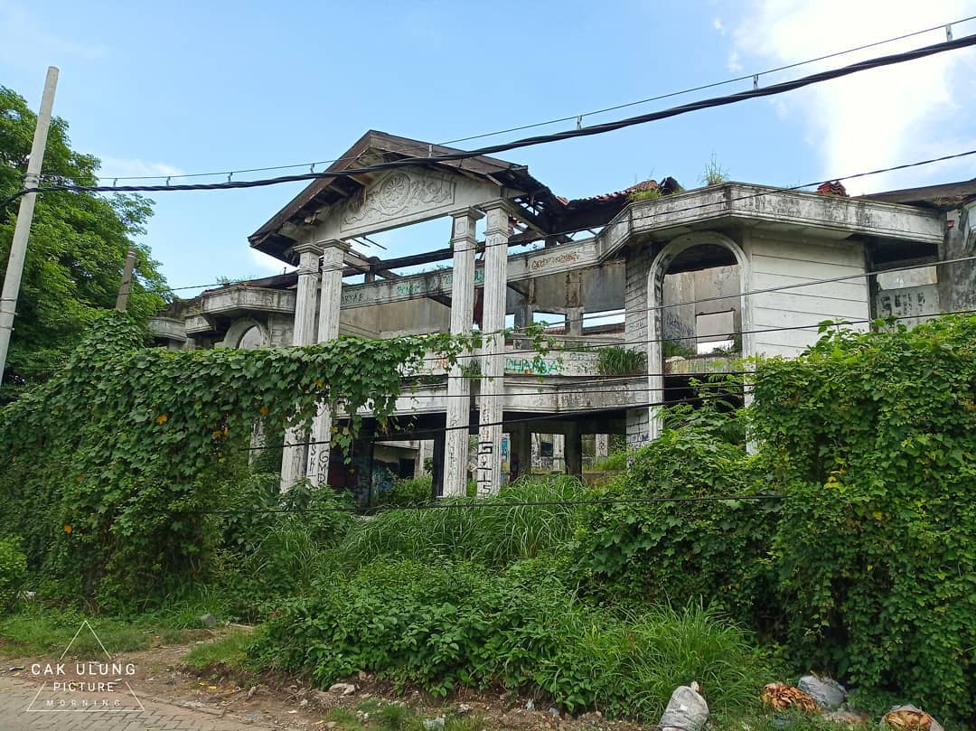 HOROR:Potret Rumah Hantu Darmo yang saat ini terbengkalai dan banyak mengisahkan hal-hal mistis.