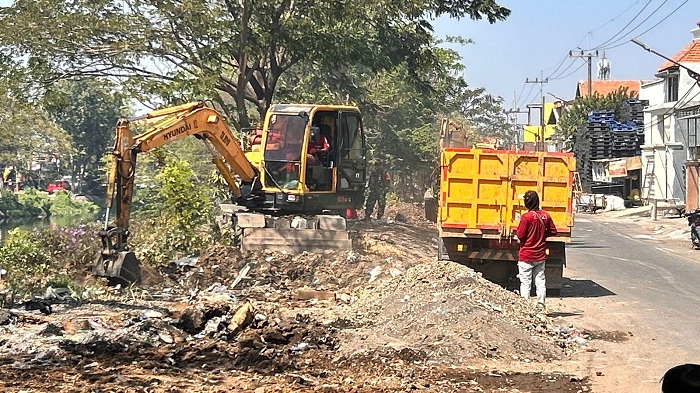 GARUK: Petugas saat melakukan penertiban di lokasi penumpukan barang bekas di Jalan Kali Tebu Bulak Banteng Surabaya. (IST)