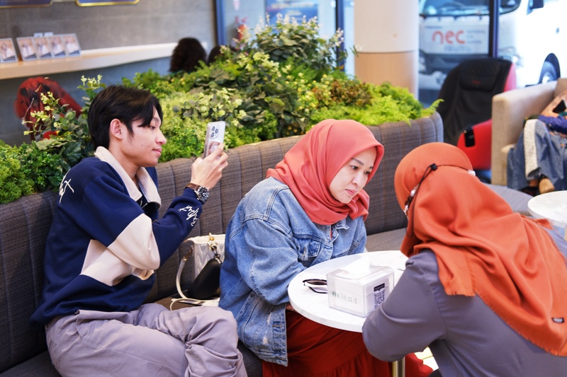 PRE LASIK: Sebelum melakukan tindakan Presbyond, pasien melakukan pemeriksaan lengkap yang disebut Pre Lasik seperti yang dilakukan Okie Agustina ini.