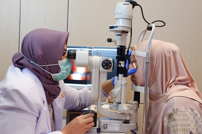 PEMERIKSAAN: Pentingnya pemeriksaan dan konsultasi bersama dokter spesialis mata untuk bisa menentukan metode lasik atau Presbyond yang dipakai.