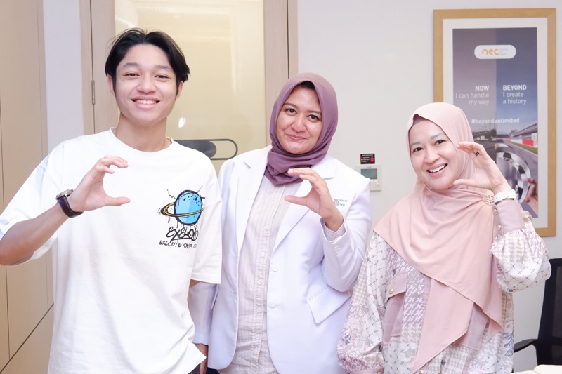 BEBAS KACAMATA: Okie Agustina saat melakukan kontrol usai tindakan Presbyond di NEC Surabaya.