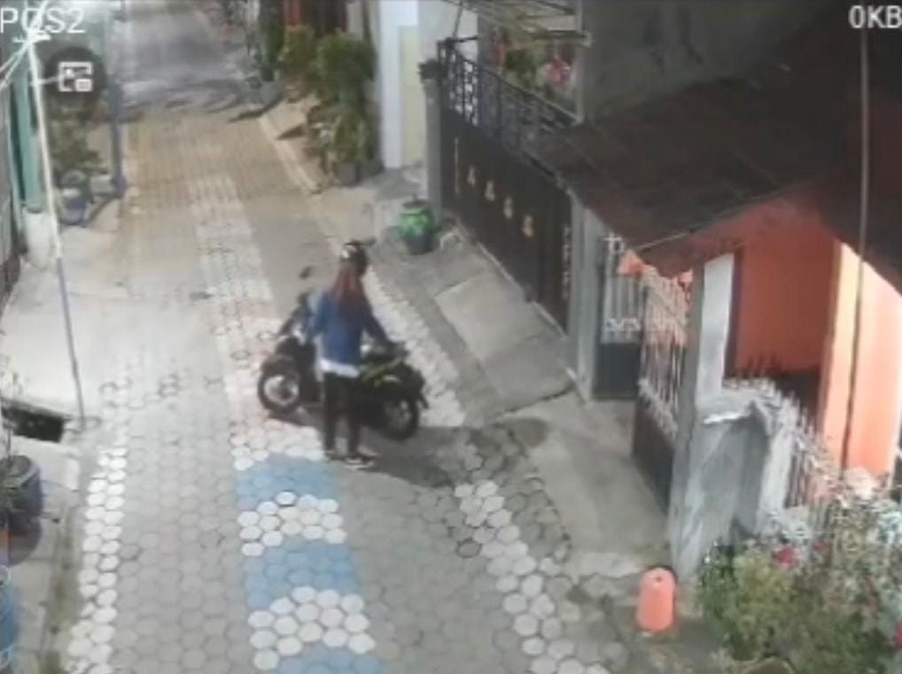 Tersangka BMP mencuri sepeda motor dengan menyamar sebagai perempuan. Polisi berhasil menangkapnya. (IST)