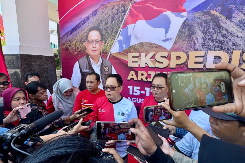 Pj Gubernur Jawa Timur Adhy Karyono saat memberi keterangan kepada wartawan di Surabaya, Kamis (15/8).