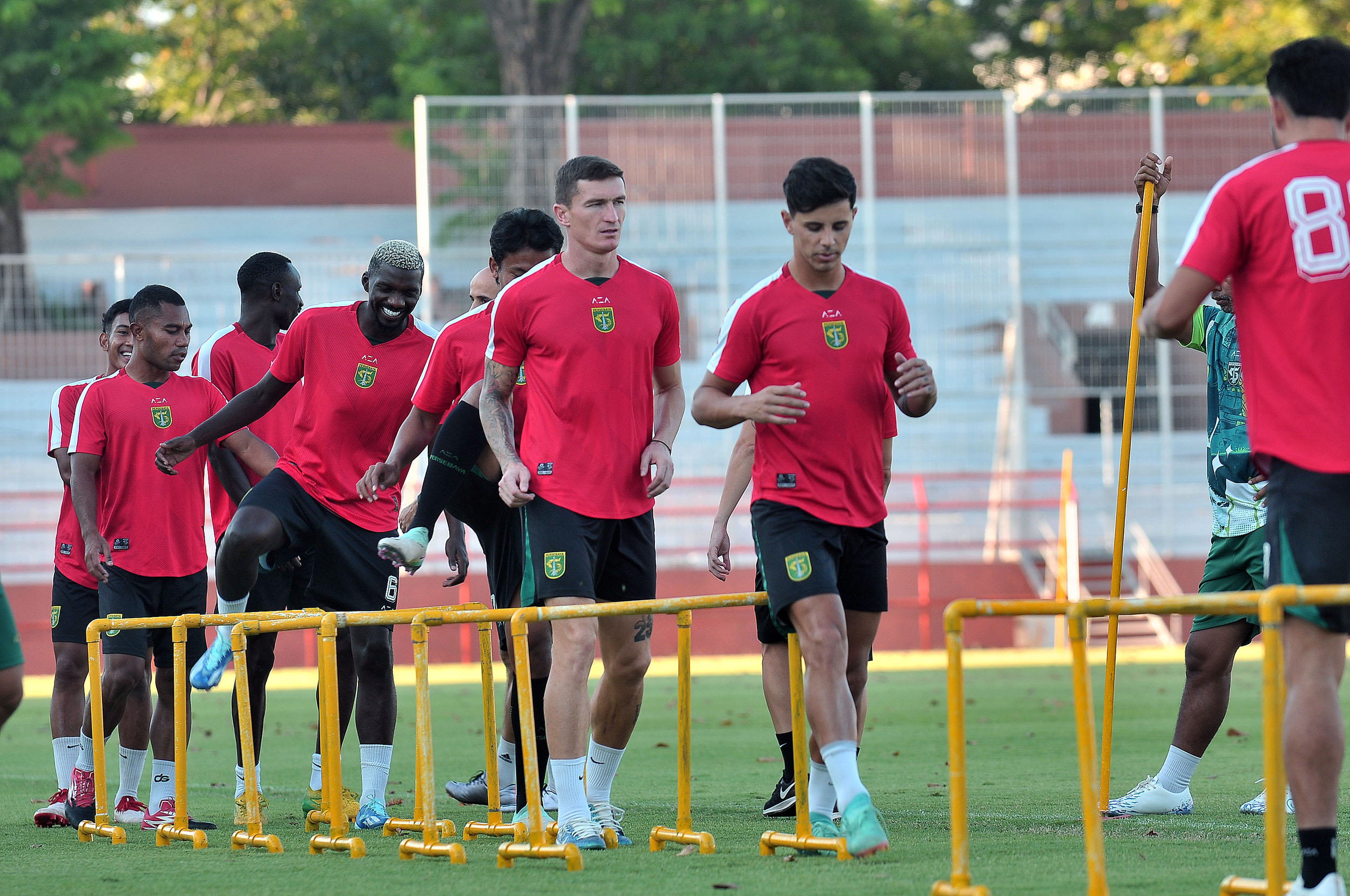 Pemain Persebaya Surabaya berlatih jelang laga melawan Malut United. Semangat raih tiga poin. (ANDY SATRIA/RADAR SURABAYA)