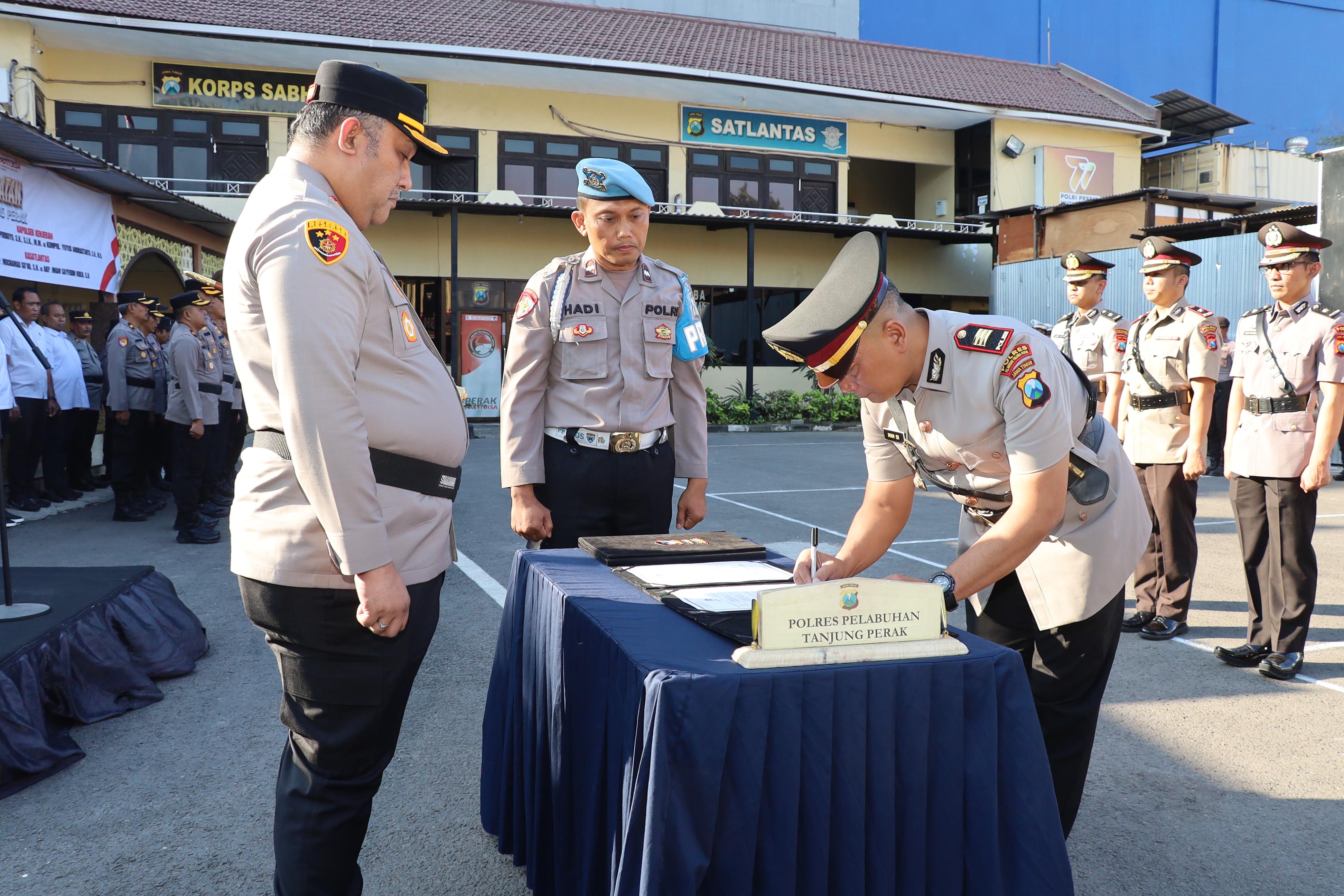 &nbsp;Kapolres Pelabuhan Tanjung Perak AKBP William Cornelis Tanasale memimpin upacara sertijab tiga kapolsek dan kasatlantas. (IST)