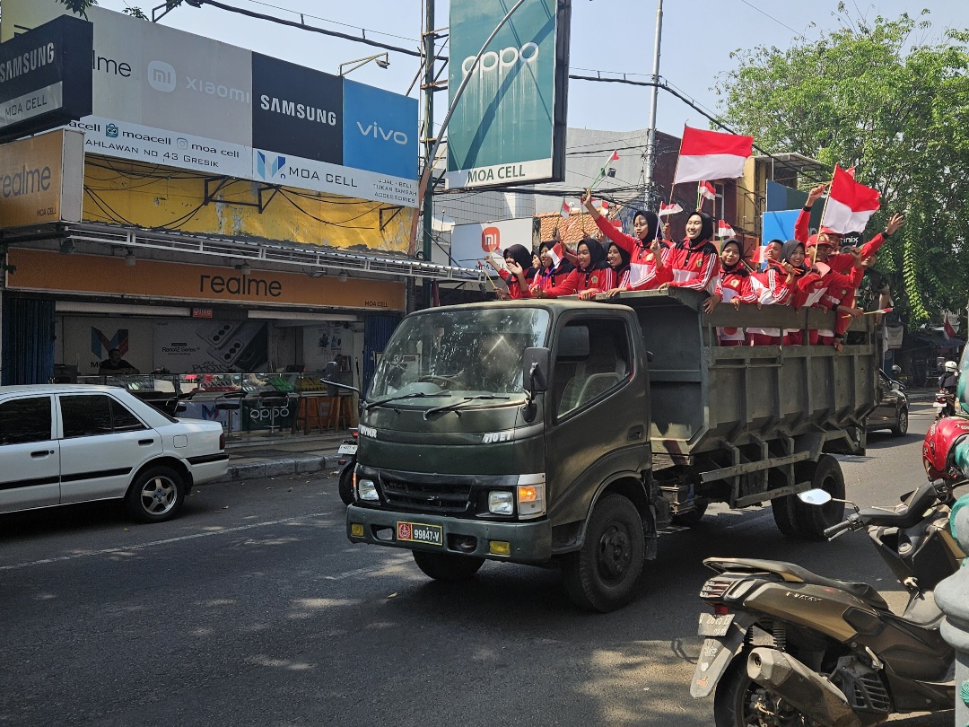 Merdeka : Kodim 0817 Gresik bersam puluhan siswa sekolah dan mahasiswa menggelar konvoi kemerdekaan Jumat (16/08) kemarin.