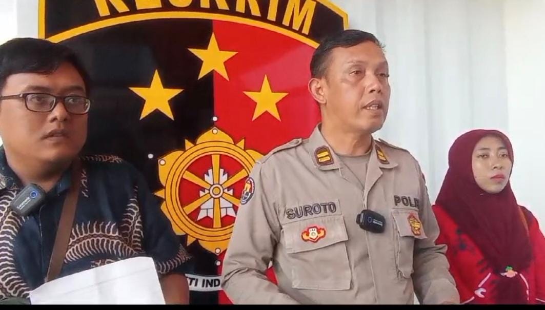 Derry (kiri) pemilik akun yang menyebarkan video hoax Bakso Ronggolawe mengandung daging tikus meminta maaf di Satreskrim Polres Pelabuhan Tanjung Perak Surabaya. (IST)