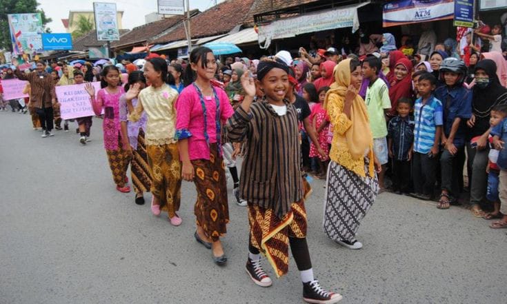 KARNAVAL: Lomba lomba tradisional seperti ini kerap digelar di kampung baik di desa dan kota.
