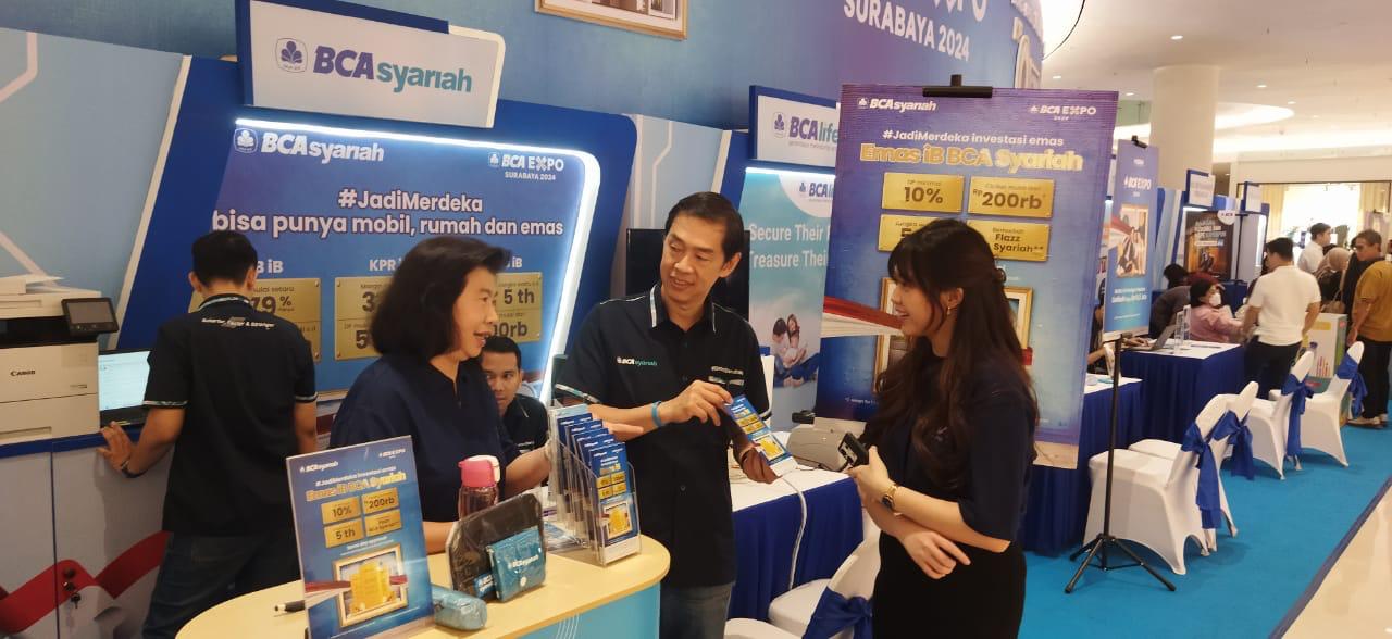 BCA EXPO 2024: Direktur BCA Syariah Lukman Hadiwijaya berbincang dengan nasabah memperkenalkan BSya aplikasi mobile banking terbaru dari BCA Syariah di booth BCA Syariah pada pergelaran BCA Expo 2024.