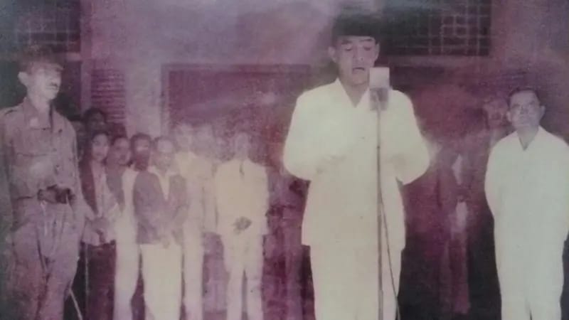 Foto hasil jepretan Frans Mendur saat Ir Soekarno membacakan naskah proklamasi didampingi Moh. Hatta (kanan) di Jalan Pegangsaan Timur No. 56 Jakarta.