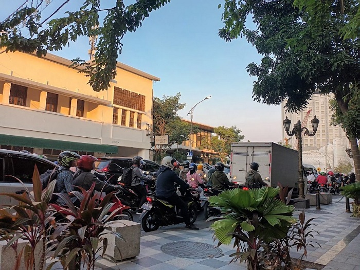 HARUS SABAR: Kemacetan di Jalan Tunjungan Surabaya selalu terjadi setiap hari, di antaranya ketika jam pulang kerja. (NOFILAWATI ANISA/RADAR SURABAYA)